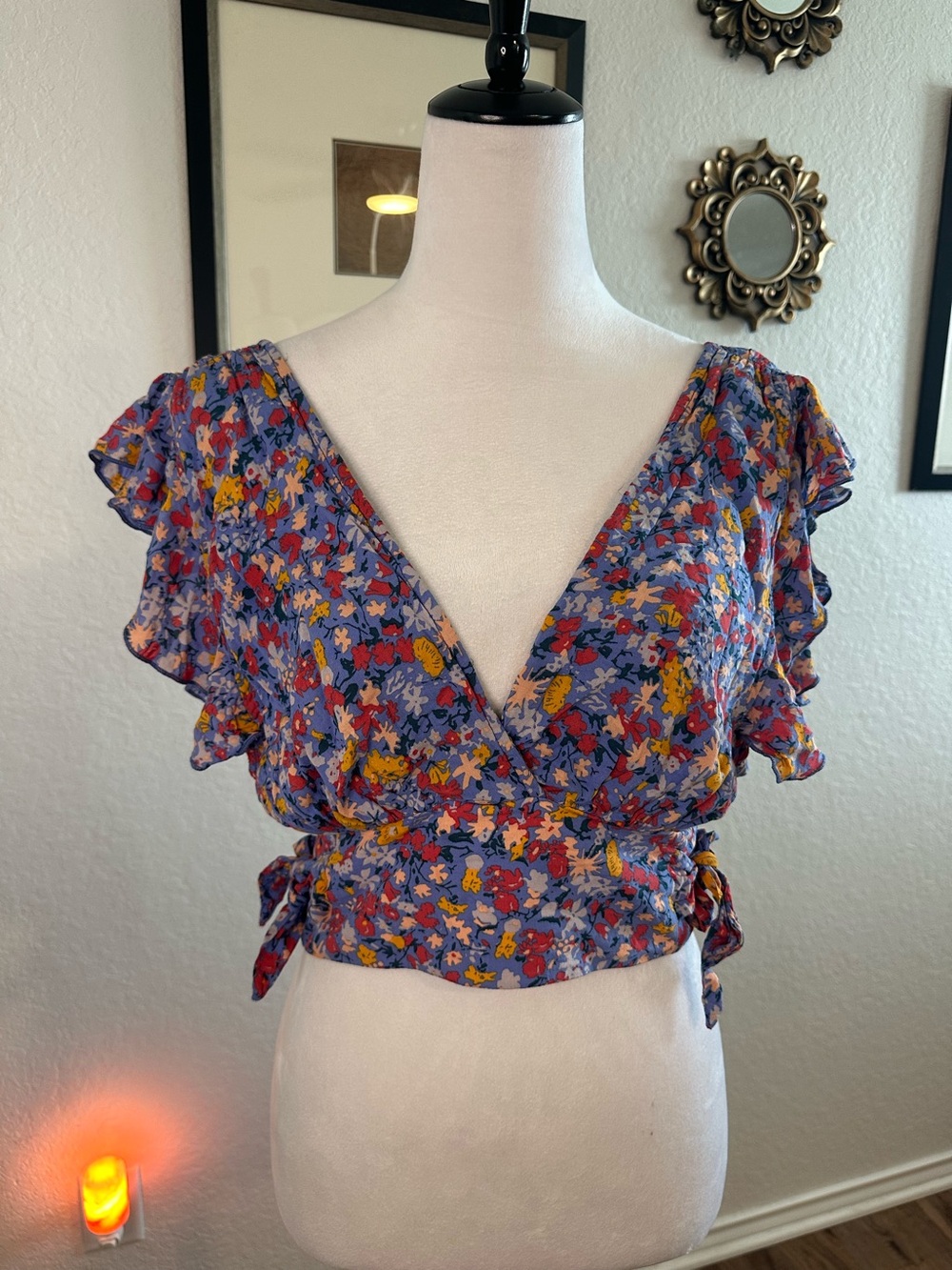 Free People Ruffle Sleeve Floral Crop Top 💙✨🌺